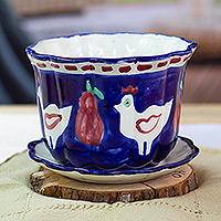 Maceta y platillo de cerámica. - Maceta y platillo de cerámica azul con temática de paloma y frutas.