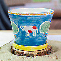 Maceta y platillo de cerámica. - Maceta y platillo de cerámica azul con vaca y árbol pintados