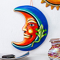 Keramik-Wandkunst, „Resilient Moon“ – Orange und blaue Keramik-Wandkunst mit Mond- und Leguan-Thema