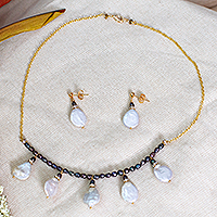 Vergoldetes Schmuckset mit Zuchtperlen, „Oceanic Empress“ – 14 Karat vergoldetes Silber-Schmuckset mit weißen und lavendelfarbenen Perlen