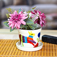 Blumentopf und Untertasse aus Keramik, „Festive Fauna“ – Blumentopf und Untertasse aus Keramik mit skurrilem Tiermotiv