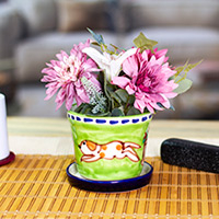 Blumentopf und Untertasse aus Keramik, „Petite Merry Dogs“ (klein) – Naïf Blumentopf und Untertasse aus grüner Keramik mit Hundemotiv (klein)