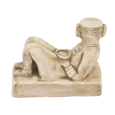 Keramikfigur, „Chac Mool“ – archäologische Keramikskulptur der toltekischen Maya aus Mexiko