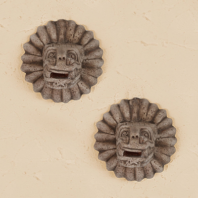 Adornos de pared de cerámica, 'Plumas y colmillos' (par) - Réplica de arte de pared de cerámica arqueológica del Museo Azteca (par)