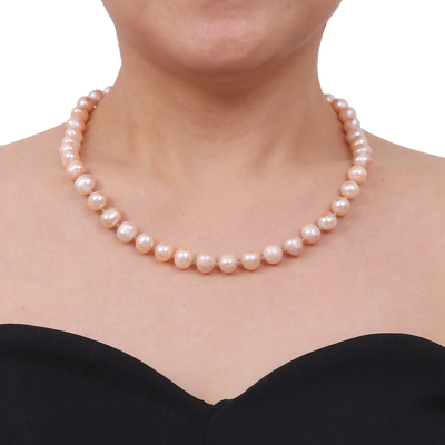 Halskette aus Zuchtperlen und Peridotsträngen - Handgefertigte Brautperlenkette