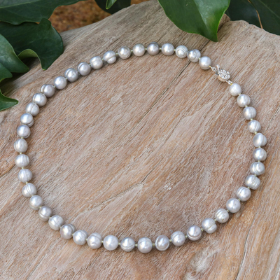 Collar de perlas cultivadas y peridoto, 'Misty Sea Breath' - Collar tailandés de perlas grises cultivadas naturales y peridoto