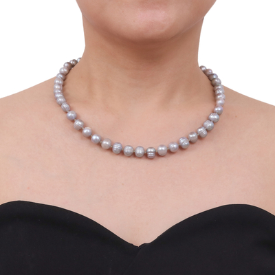 Collar de perlas cultivadas y peridoto, 'Misty Sea Breath' - Collar tailandés de perlas grises cultivadas naturales y peridoto