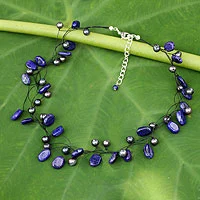 Halskette aus Zuchtperlen und Lapislazuli, „Ethereal“ – Halskette aus Lapislazuli und Zuchtperlen aus Thailand