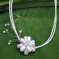 Gargantilla de perlas, 'Novia floral' - Collar con colgante de perlas hecho a mano