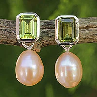 Pendientes colgantes de perlas y peridotos - Aretes colgantes de perlas y peridotos