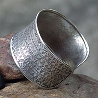 Brazalete de plata, 'Concentric Traditions' - Unique Hill Tribe 950 Silver Cuff Bracelet