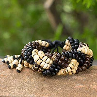 Geflochtenes Armband aus Kokosnussschale, „Brown Forest“ – Geflochtenes Armband aus Kokosnussschale