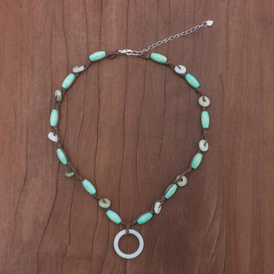 Halskette mit Jade-Anhänger - Halskette aus Mangoholz und Jade