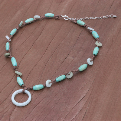 Halskette mit Jade-Anhänger - Halskette aus Mangoholz und Jade