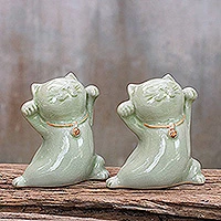 Estatuillas de cerámica Celadon, 'Gatos de la buena suerte' (par) - Esculturas de cerámica tailandesa Celadon (par)