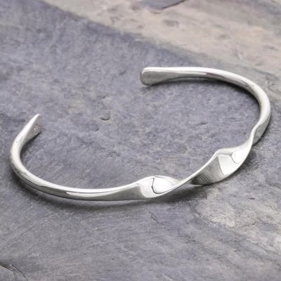 Manschettenarmband aus Sterlingsilber, 'Ribbon Twist - Handgefertigtes modernes Manschettenarmband aus Sterlingsilber