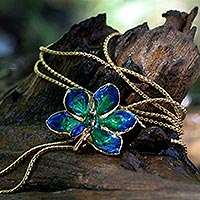 Natürliche Orchideen-Halskette mit langen Blumen, „Aqua Perfection“ – Fair Trade vergoldete natürliche Orchideen-Anhänger-Halskette