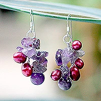 Pendientes de racimo de perlas y amatistas, 'Jungle Orchid' - Pendientes de racimo de perlas y amatistas de comercio justo