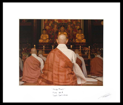 „Betende Mönche“ – Fotografiedruck aus Thailand