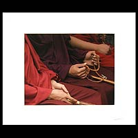 'Manos meditativas' - Fotografía en color de monjes rezando el Japa Mala