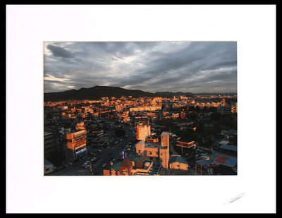 'Sunset over the City' - Foto de color del paisaje urbano coreano de la ciudad de Cheongju