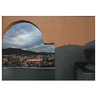 'Ciudad de Cheongju a través de una ventana' - Fotografía en color en papel de archivo de cristal Fujicolor