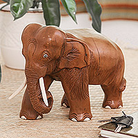 Escultura de madera, 'Majestic Elephant' - Escultura de madera de árbol de lluvia de Tailandia