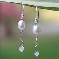 Pendientes colgantes de perlas y cuarzo rosa, 'Creation' - Pendientes modernos de perlas y cuarzo rosa