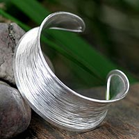 Manschettenarmband aus Sterlingsilber, „Luminous Thai“ – Manschettenarmband aus Sterlingsilber