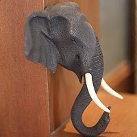 Escultura de pared de teca, 'Elefante orgulloso' - Escultura de pared de teca tailandesa