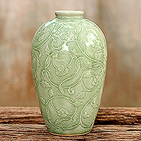 Jarrón de cerámica Celadon, 'Wildflower' - Jarrón de cerámica verde Celadon de comercio justo