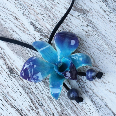 Lange Halskette aus natürlichen Orchideen und Sodalith - Lariat-Halskette mit natürlichen Blumen