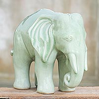 Estatuilla de cerámica Celadon, 'Elephant Grace' - Escultura de cerámica Celadon única
