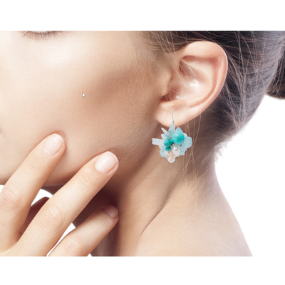Perlen- und Aquamarin-Cluster-Ohrringe, 'Sensation - Handgefertigte Aquamarin- und Perlen-Winkelohrringe