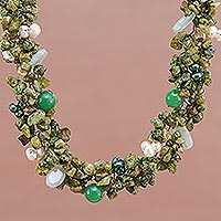 Perlen- und Peridot-Halsband, „Lime Sensation“ – Peridot- und Quarz-Halsband