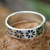 Sterling Silber Bandring, 'Daisy Shadow' - Handgefertigter floraler Sterling Silber Bandring