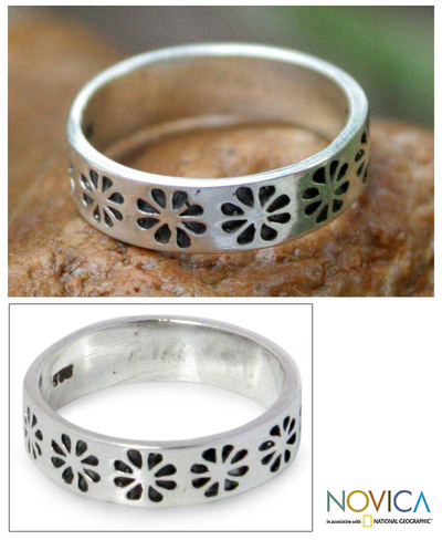 Sterling silver band ring, 'Daisy Shadow' - Handcrafted Floral Sterling Silver Band Ring