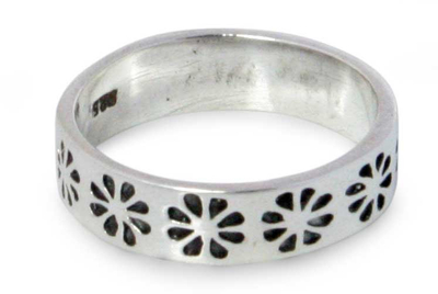 Sterling silver band ring, 'Daisy Shadow' - Handcrafted Floral Sterling Silver Band Ring