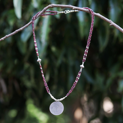 Halskette mit Granat-Anhänger - Handgefertigte Halskette mit Anhänger aus Silber und Granat