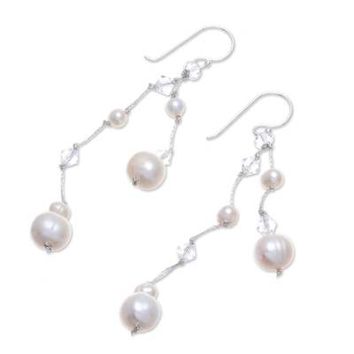 Perlen-Baumelohrringe, 'White Iridescent', 'White Iridescent' - Brautperlen-Wasserfall-Ohrringe aus Thailand