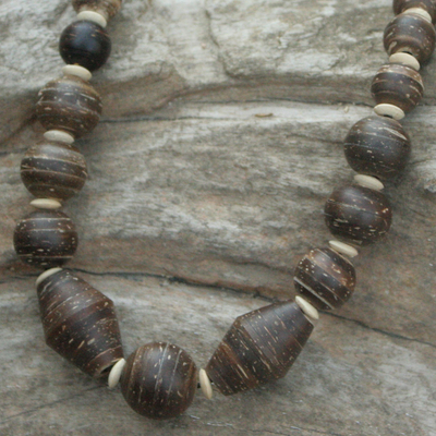 Halskette aus Kokosnussschalen-Perlen, „Coco Breeze“ – Einzigartige Halskette aus Holz und Kokosnussschalen-Perlen