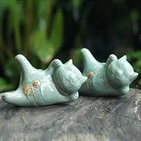 Estatuillas de cerámica Celadon, 'Lucky Cats at Play' (par) - Esculturas de cerámica Celadon (par)