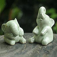 Estatuillas de cerámica Celadon, 'Happy Green Elephants' (par) - Esculturas de Cerámica Celadon Hechas a Mano (Par)