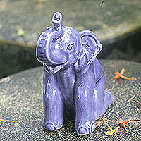Estatuilla de cerámica Celadon, 'Bienvenido elefante azul' - Escultura de cerámica Celadon artesanal