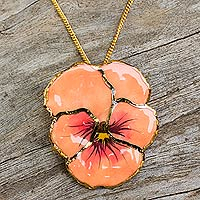 Halskette mit natürlichem Blumenanhänger, „Peach Pansy“ – Halskette mit natürlichem Blumenanhänger aus Thailand