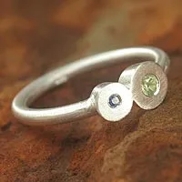 Anillo de cóctel de zafiro y peridoto, 'Sister, My Sister' - Anillo moderno de plata con peridoto y zafiro