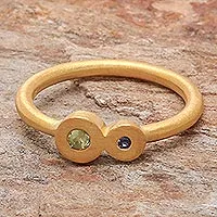 Anillo de cóctel con zafiro y peridoto bañado en oro - Anillo de cóctel con zafiro y peridoto bañado en oro