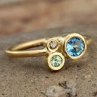 Anillo de cóctel de topacio azul chapado en oro, 'Chiang Mai Majesty' - Anillo de peridoto y topacio azul chapado en oro