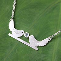 Blautopas-Anhänger-Halskette, „Friedenstauben“ – Thai-Sterlingsilber und Blautopas-Vogel-Halskette