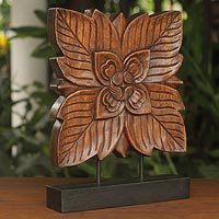 Holzskulptur „Sweet Thai Blossom“ – handgeschnitzte Regenbaum-Holzskulptur